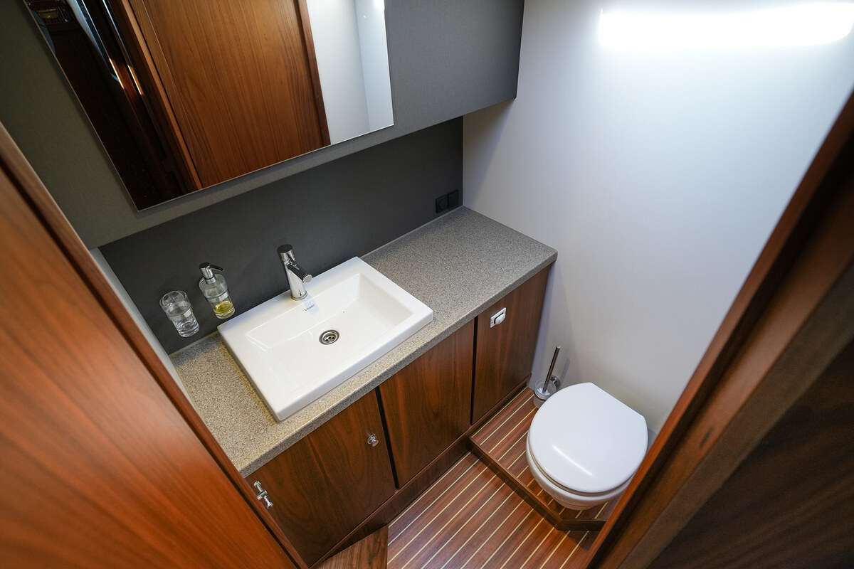 foto: 77 Linssen Grand Sturdy 410 AC Variotop met stabilisator