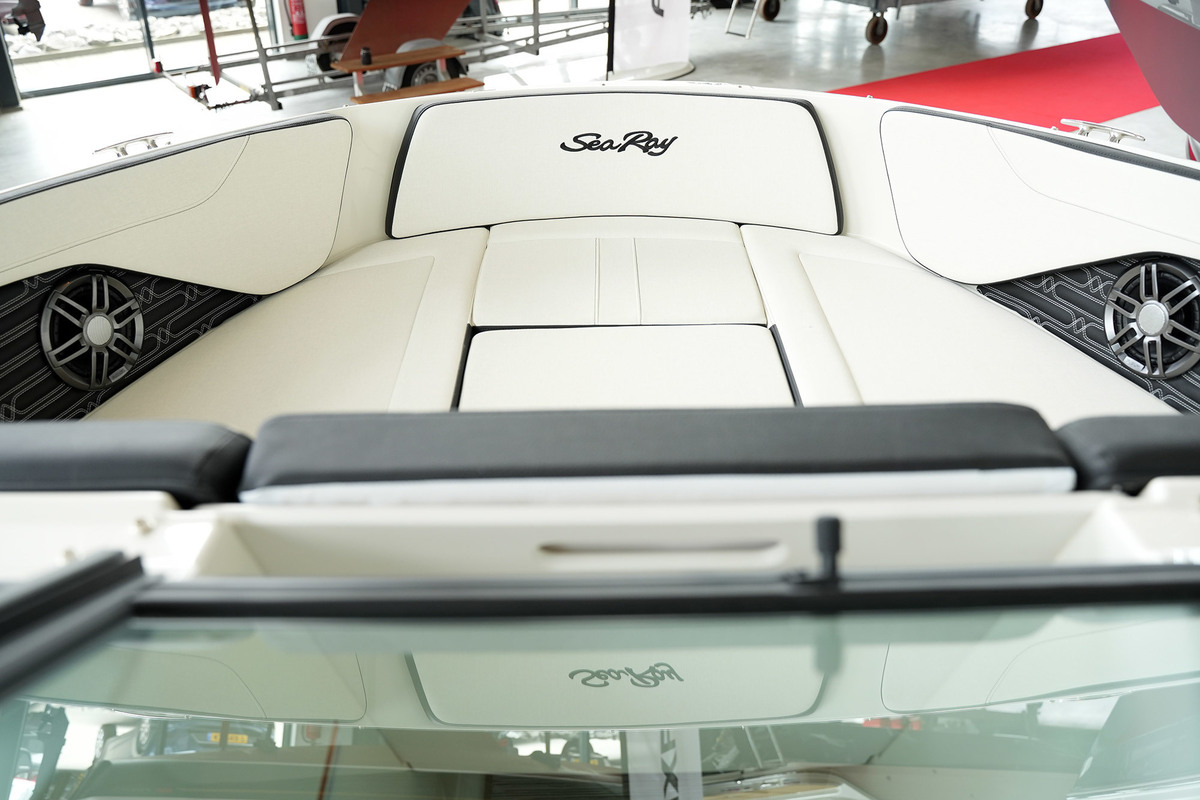 foto: 51 Sea Ray SPX 210 