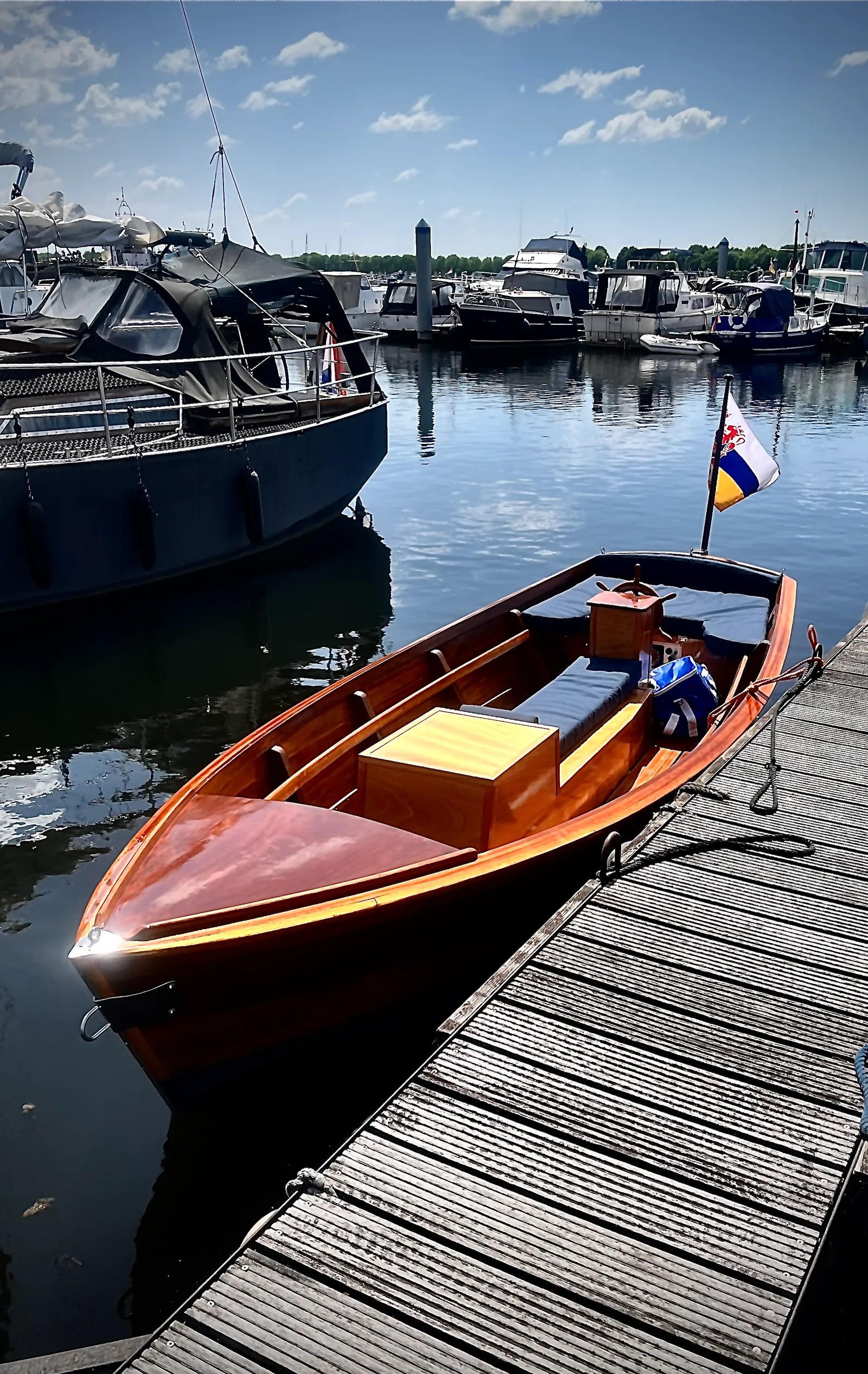 Handgebouwde houten sloep