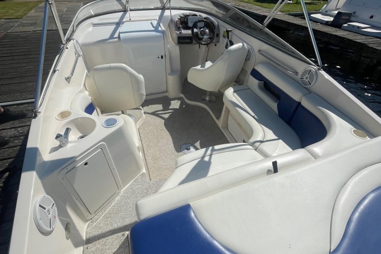 foto: 8 Rinker 232 Captiva Cuddy