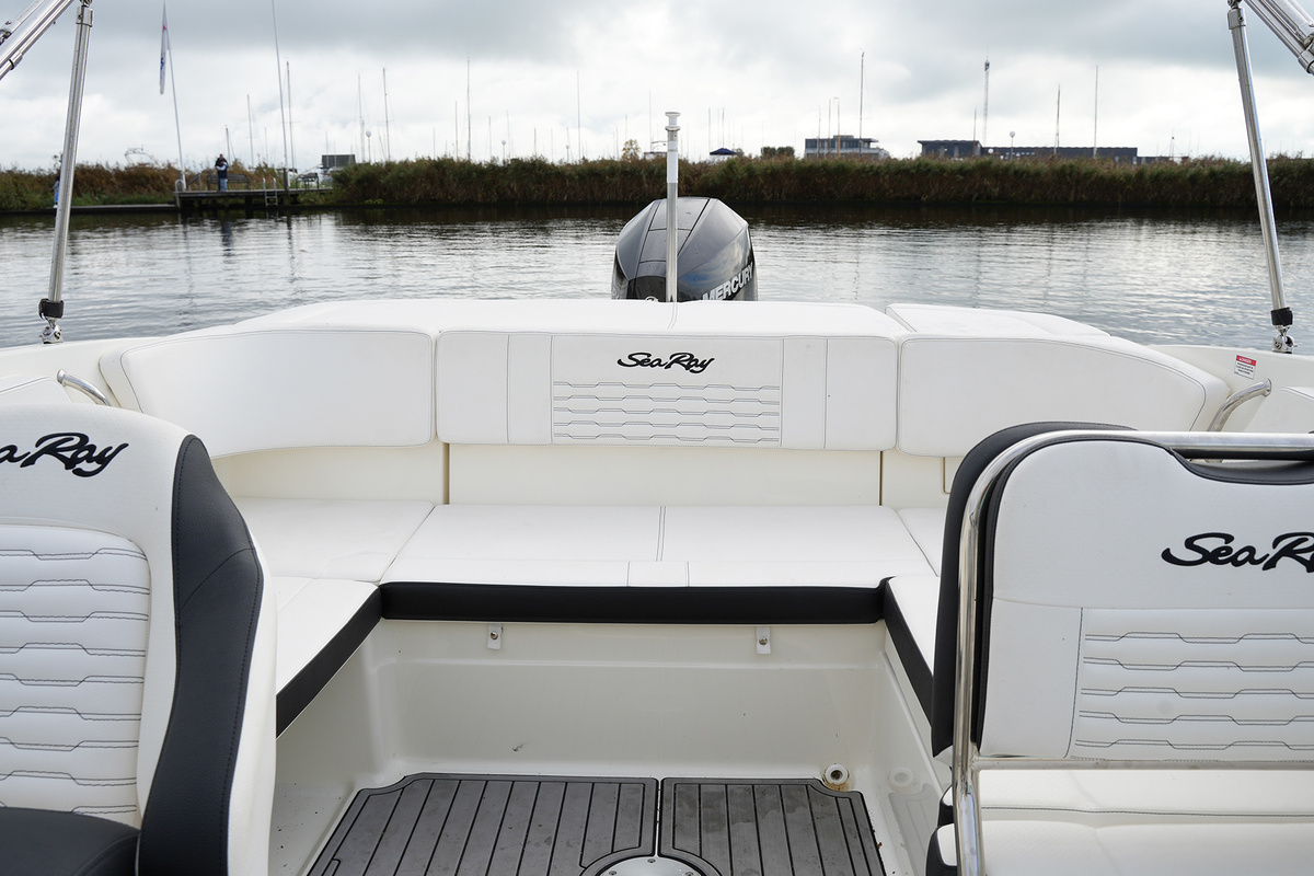 foto: 33 Sea Ray SPX 210 Outboard