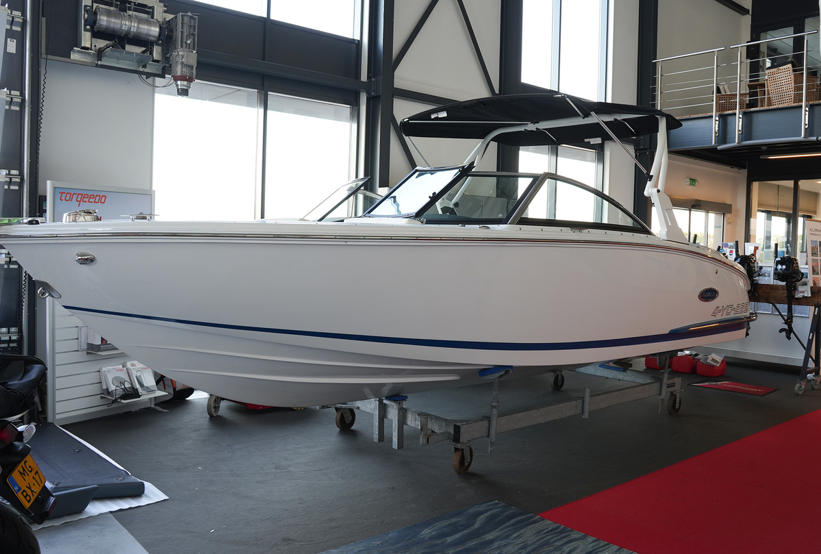 foto: 49 Cobalt CS23