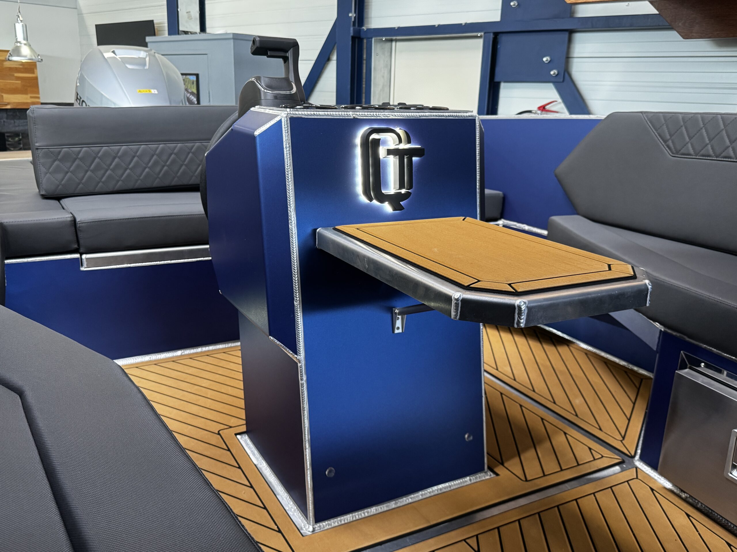 foto: 26 Qualia QT 22 Outboard