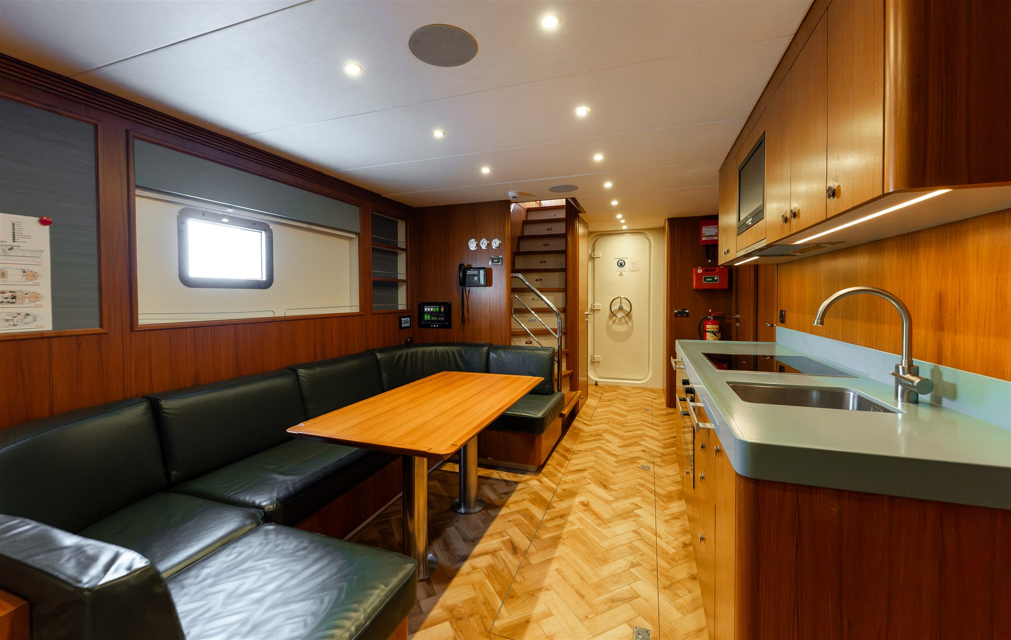 foto: 95 Van Der Valk Shipyard Custom Explorer