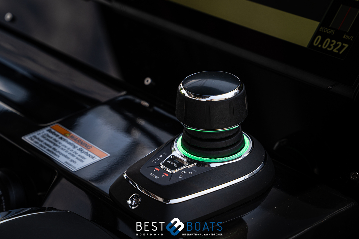 foto: 27 Pirelli 35 Outboard