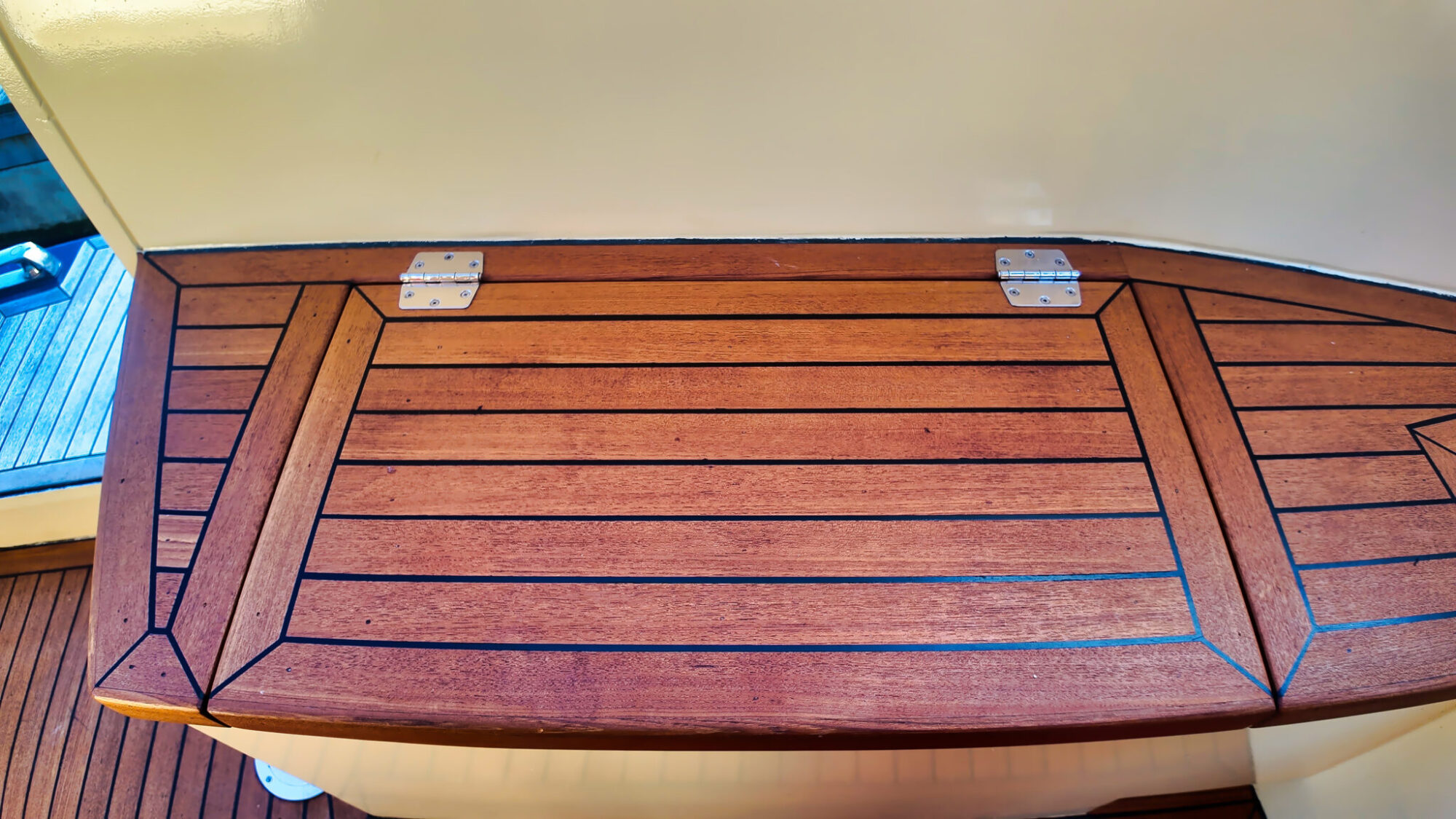 foto: 38 Bruce Roberts Bruce Roberts Euro 12.00 Flybridge