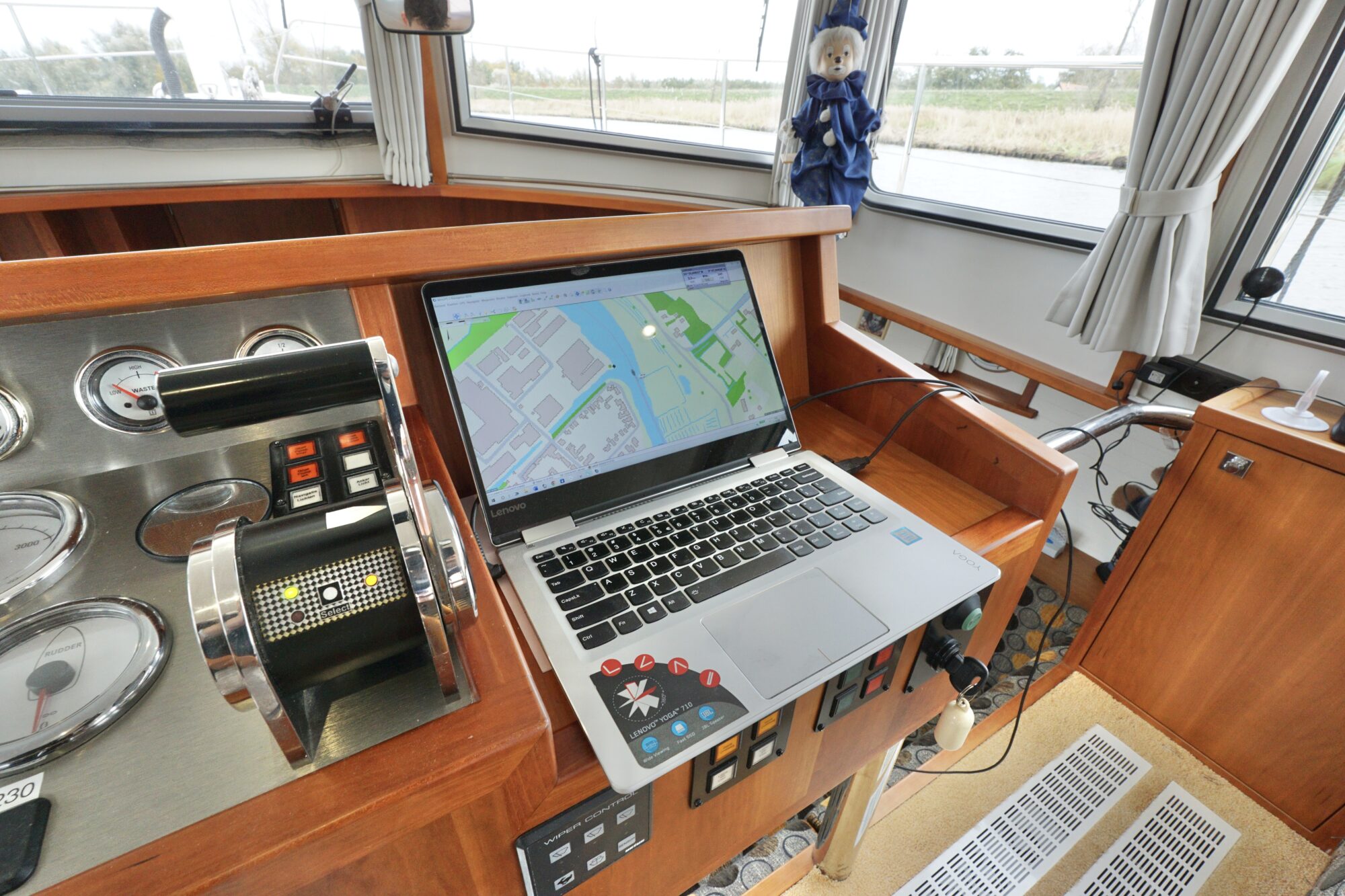 foto: 158 Serious Yachts Serious Yachts Gently Low Bridge 45 Sedan