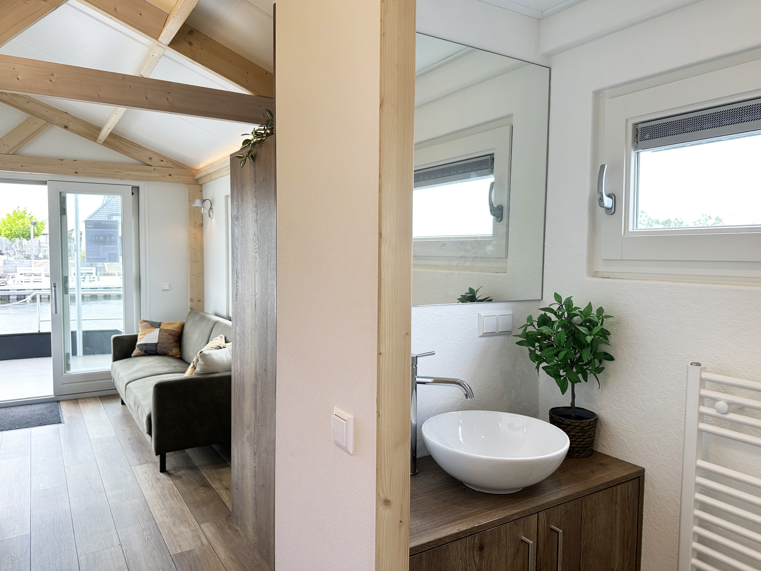 foto: 90 HOMESHIP VaarChalet In Amsterdam 1250D Luxe Houseboat