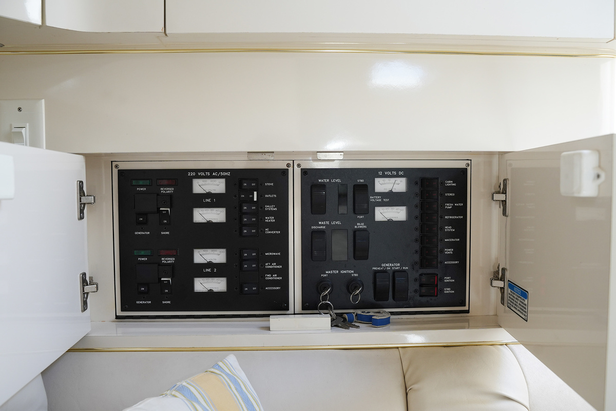 foto: 48 Sea Ray 330 Express Cruiser
