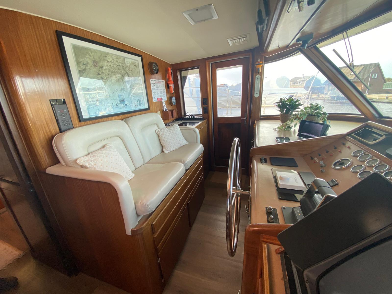 foto: 38 Hatteras 70 Fly ( Varend Woonschip )