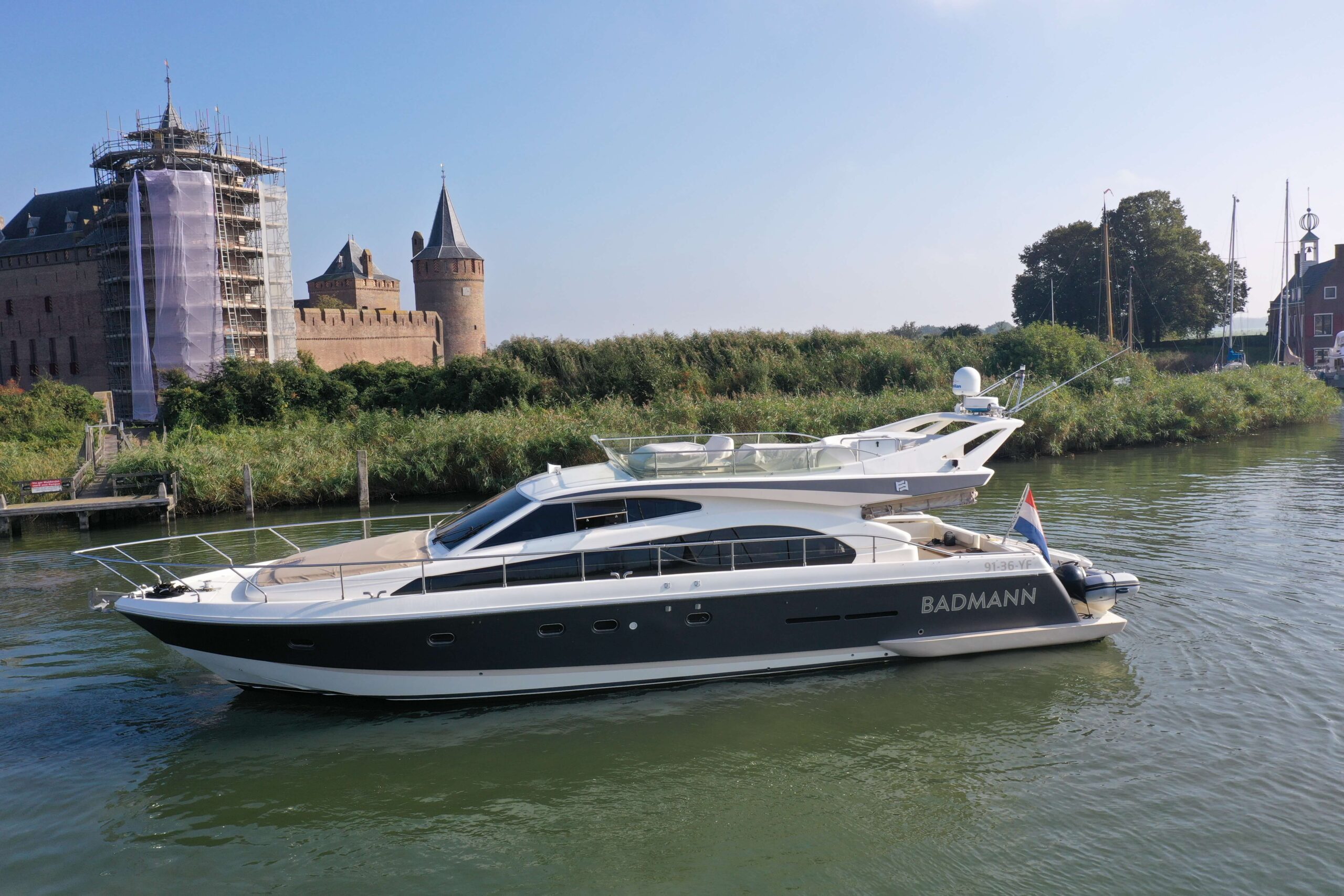foto: 33 Ferretti Yachts 530