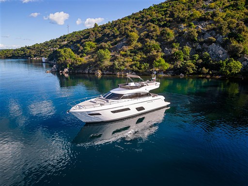 foto: 27 Ferretti Yachts 550