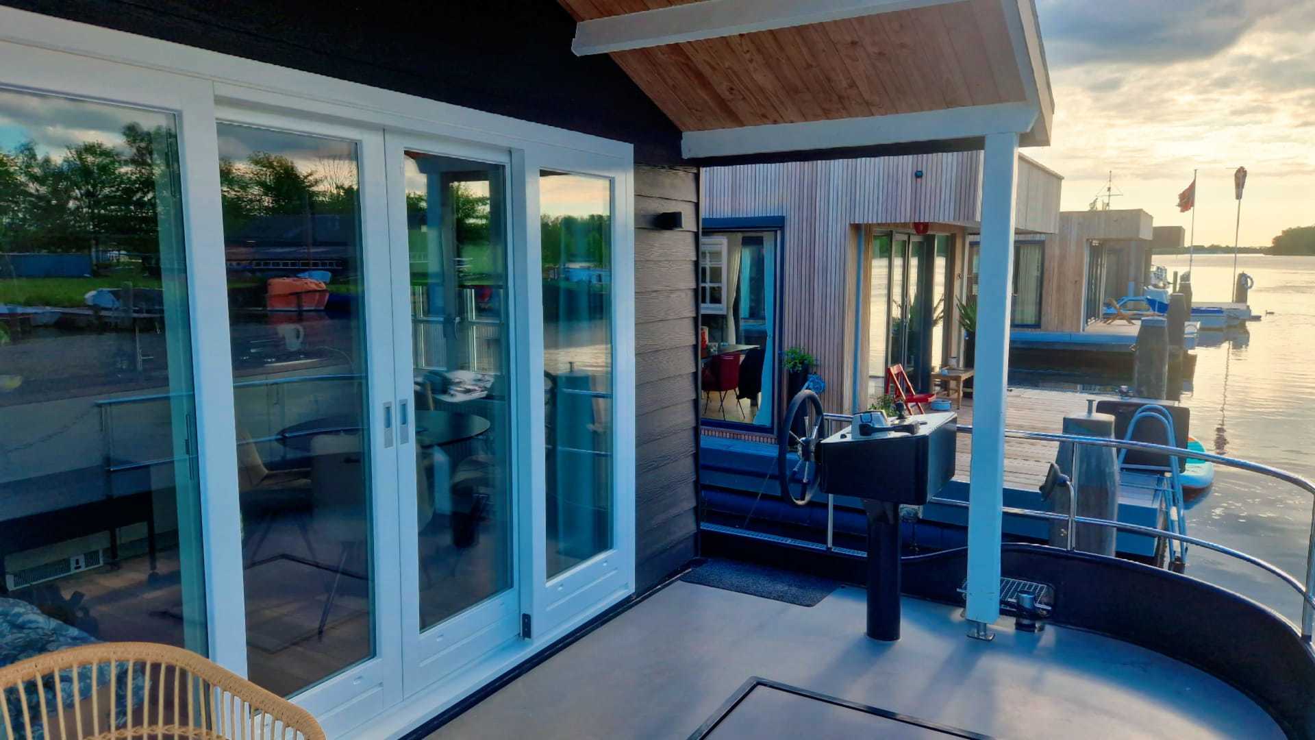 foto: 127 HOMESHIP VaarChalet In Amsterdam 1250D Luxe Houseboat