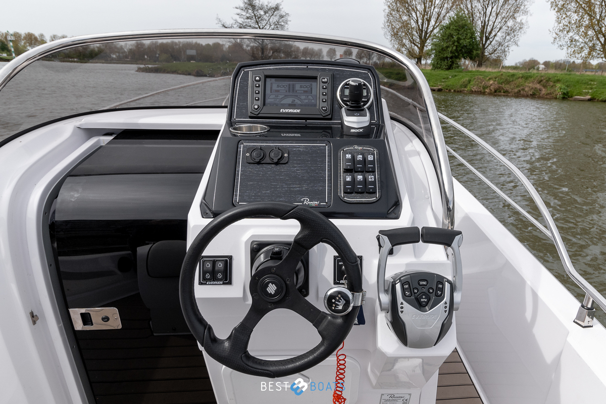 foto: 21 Ranieri Voyager 26S