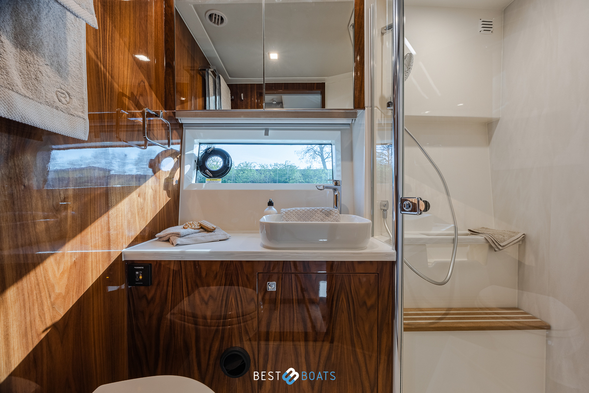 foto: 76 Riviera 4600 SPORT YACHT-PLATINUM EDITION