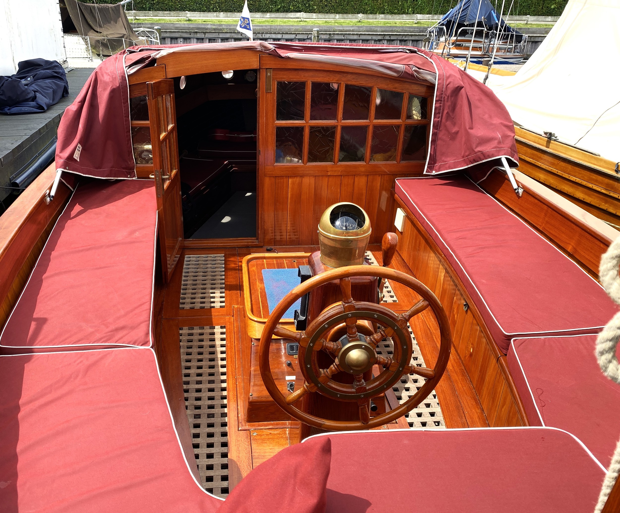 foto: 24 Scherpel Kajuitsloep Teak/ Mahonie