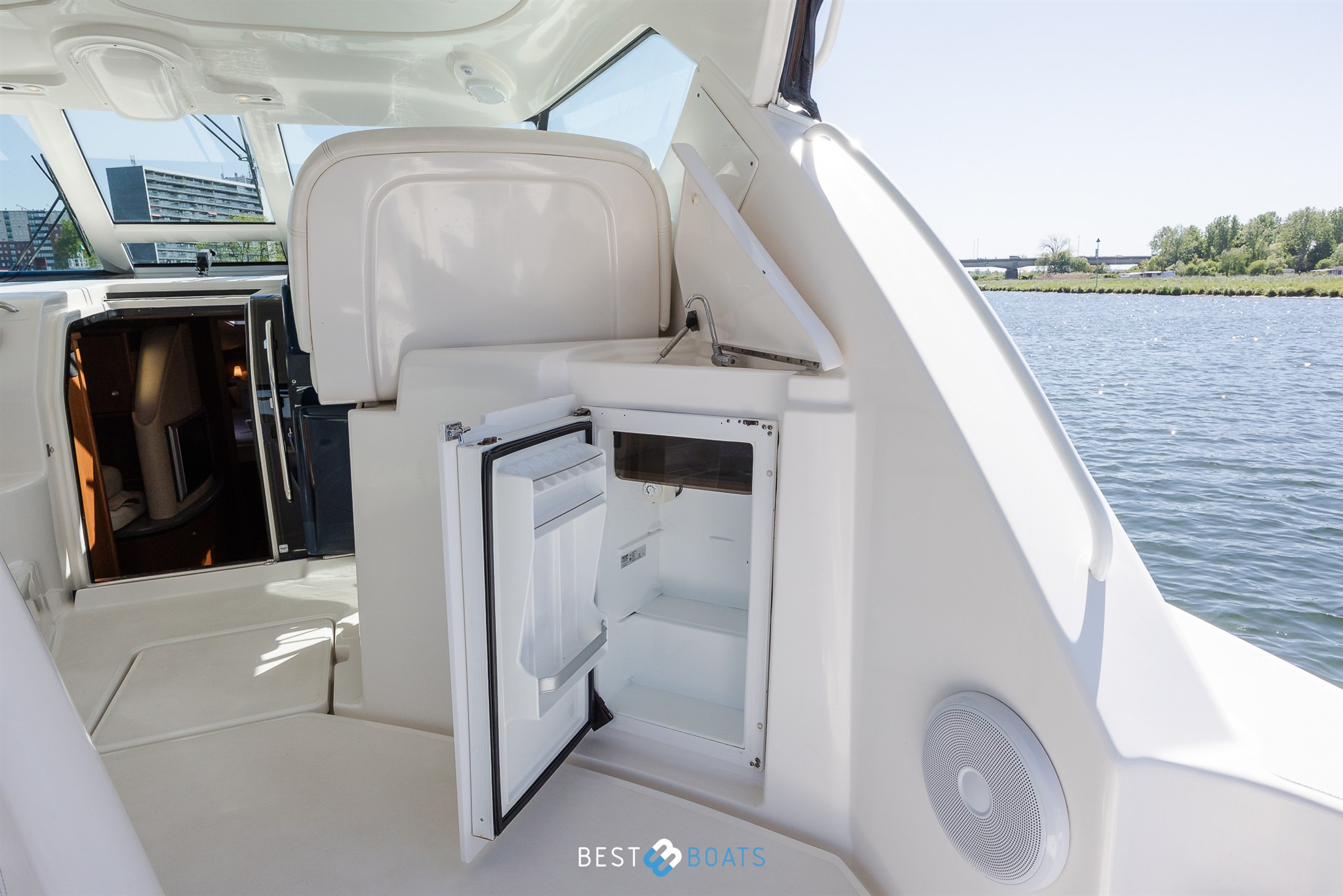 foto: 54 Tiara Yachts 4300 Sovran