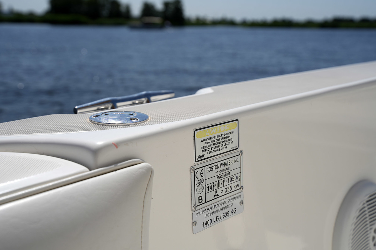 foto: 40 Boston Whaler 270 Outrage
