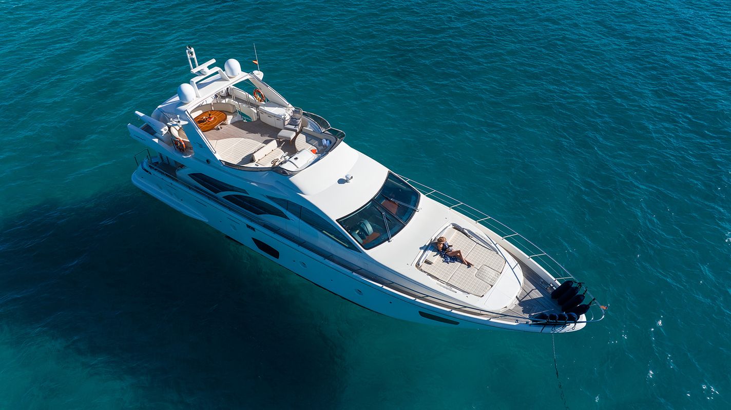 Azimut 75 Flybridge, first launched 2013, fin stabilized foto: 24