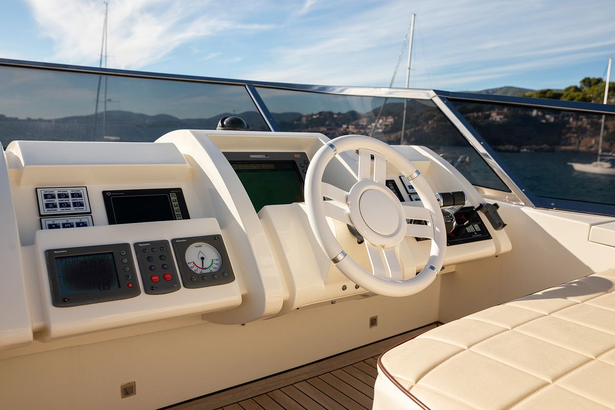 Azimut 75 Flybridge, first launched 2013, fin stabilized foto: 40