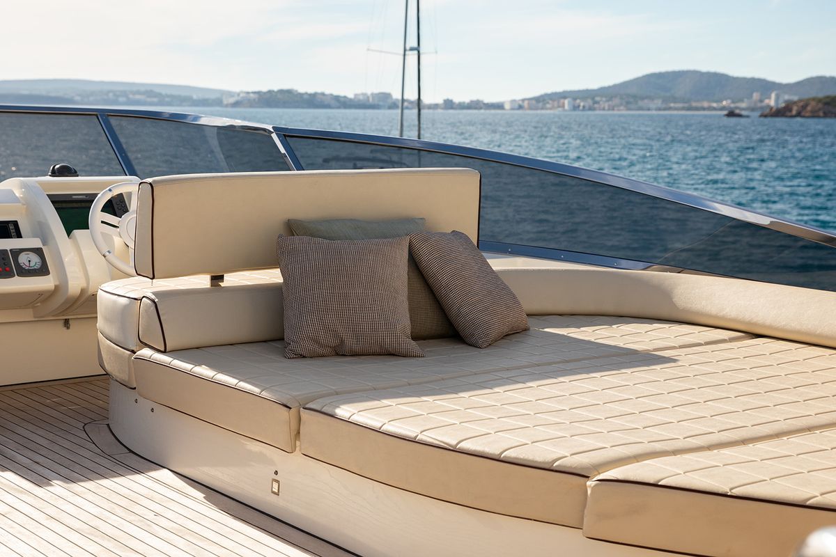 Azimut 75 Flybridge, first launched 2013, fin stabilized foto: 43
